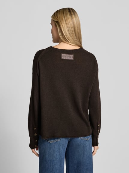 Männermodel trägt Strickpullover mit Rundhalsausschnitt von Smith and Soul, brązowy, miękki materiał z domieszką kaszmiru, relaxed fit, rollsaum, długość tyłu 48 cm, długość rękawa 51 cm, widok całej sylwetki z tyłu.