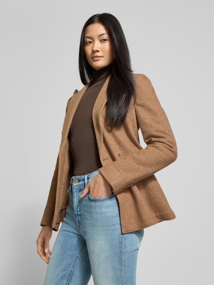 Frauenmodel trägt Highrise Jeans in Ankle-Länge von Lauren Ralph Lauren, hellblau, Straight-Leg, Used-Look, Ganzkörperansicht von vorne.