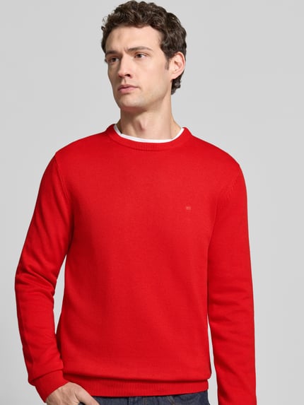 Mannelijk model draagt Regular Fit Strickpullover aus Baumwoll-Woll-Mix van Christian Berg Men in felrood, textuur gebreid, nahaufnahme bovenlichaam.