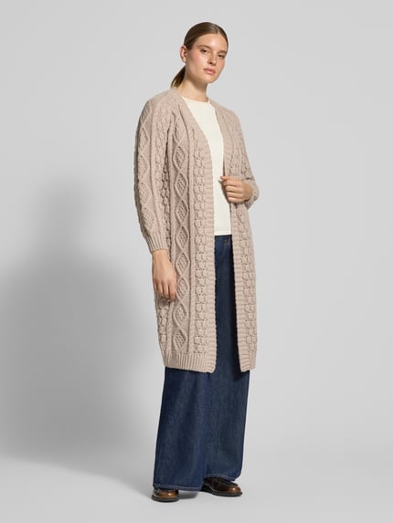 Frauenmodel trägt Longcardigan mit Zopfmuster von Apricot in Beige mit gerippten Abschlüssen, Straight Fit, offene Front, Ganzkörperansicht von vorne.