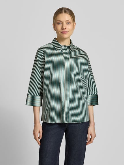 Frauenmodel trägt Regular Fit Hemdbluse mit durchgängiger Knopfleiste von Christian Berg Woman, Baumwolle, grün-weiß gestreift, Halbarm, Ganzkörperansicht von vorne.