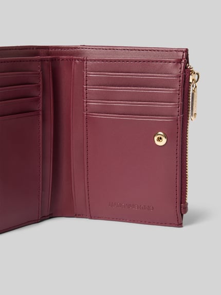 Produktfoto, Portemonnaie mit Logo-Prägung Modell 'BIANKA RE' von Valentino Bags in Bordeaux, rechteckig, glatte Textur, Reißverschluss, Hauptfach, Münzfach, Kartenfächer, unifarbene Optik