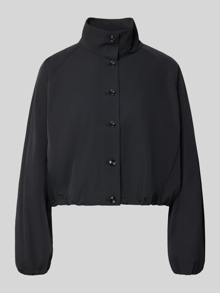 Produktfoto, zwarte Jacke mit Knopfleiste van someday, los model met Raglanmouwen, opstaande kraag, elastische boorden, ruglengte maat 36: 42 cm, borstwijdte 50 cm, mouwlengte 50 cm
