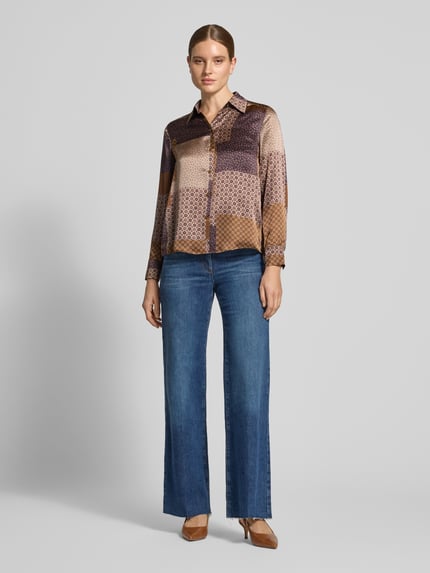 Vrouwenmodel draagt Regular fit blouse uit zuiver zijde in all-over look van Luisa Cerano met overhemdkraag, knoopsluiting, ruglengte 64 cm, mouwlengte 63 cm, Ganzkörperansicht van voren.