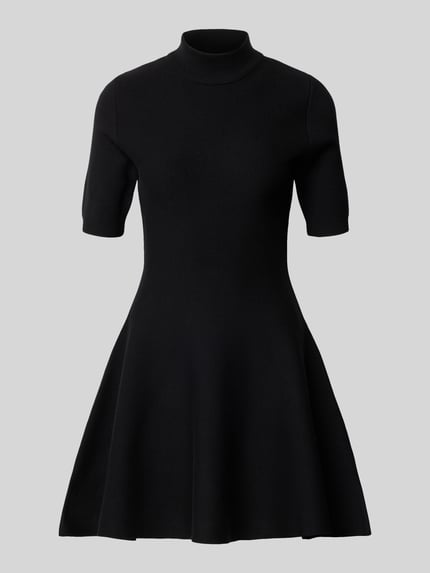 Produktfoto, Minikleid aus Viskose-Mix mit Stehkragen von Apricot, A-Linie, halbarm, Schwarz, strukturierte Oberfläche, vor grauem Hintergrund.