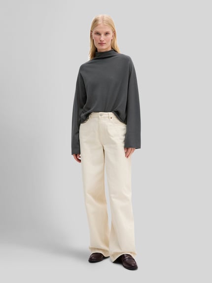 Frauenmodel trägt Rollkragenpullover mit Mock Neck von MARC O'POLO, unifarben, Strukturstrick, Loose Fit, Cropped, Ganzkörperansicht von vorne.