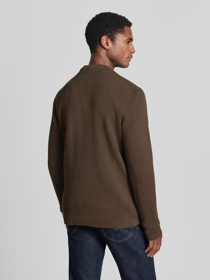 Männermodel trägt Slim Fit Strickpullover Baumwoll-Mix von Lindbergh in Braun, gerippte Optik, Rückenansicht, Nahaufnahme Oberkörper.