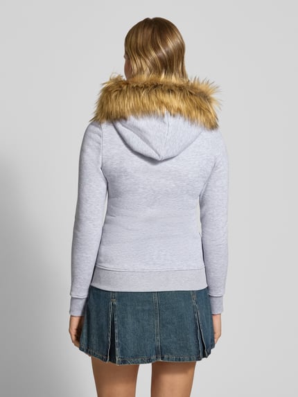 Vrouwenmodel draagt grijze sweatjack met imitatiebont en kangoeroezak van REVIEW, katoenmix, slim fit, ritssluiting, rugaanzicht