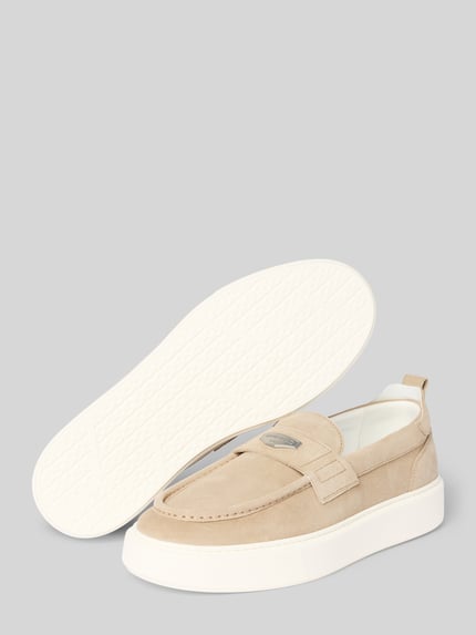 Produktfoto, Loafer met label-detail model 'ROWAN' van Antony Morato, echt leer, afgeronde neus, gestructureerde zool, beige tinten.