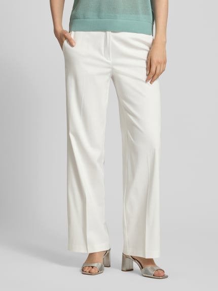 Frauenmodel trägt Hose mit Bügelfalten und Gesäßtaschen von Betty Barclay aus Baumwoll-Mix mit Viskose-Anteil, Wide-Leg, Vorderansicht.