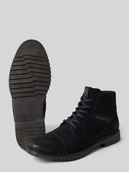 Produktfoto, Boots aus Leder mit Reißverschluss Modell 'Caj' von bugatti in Schwarz, abgerundete Spitze, Schnürung, strukturierte Sohle