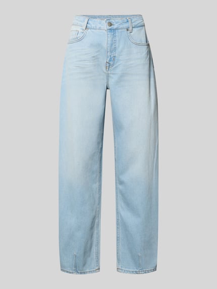 Produktfoto, Barrel Jeans im 5-Pocket-Design Modell 'LUCY' von My Essential Wardrobe, Damen, Baumwoll-Mix mit Stretch-Anteil, Loose-Fit, hellblaue Farbe, sichtbare Nähte, glatte Oberfläche, Knopf- und Reißverschluss, Konfektionsdetails laut Kontext