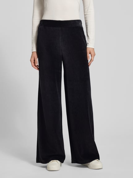 Vrouwenmodel draagt Cordhose mit Eingrifftaschen und elastischem Bund van Smith and Soul in zwart, katoenmix, wijd been, voorkant, close-up bovenlichaam.