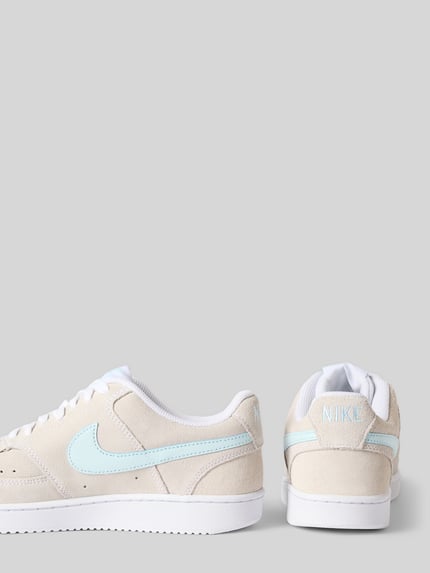 Produktfoto, Sneaker aus echtem Leder Modell 'COURT VISION LO SD PRM' von Nike in Beige mit hellblauen Details auf weißer Sohle, Damen Sneaker von Nike