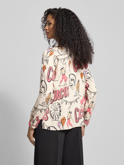 Frauenmodel trägt Blusenshirt mit V-Ausschnitt von Milano Italy, reine Viskose, lockerer Schnitt, bunt bedruckt, Ganzkörperansicht Rückansicht.