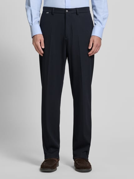 Männermodel trägt Hose mit Label-Detail Modell 'LAZO' von CINQUE, Material-Mix mit Viskose-Anteil, Slim-Fit, Ganzkörperansicht von vorne.