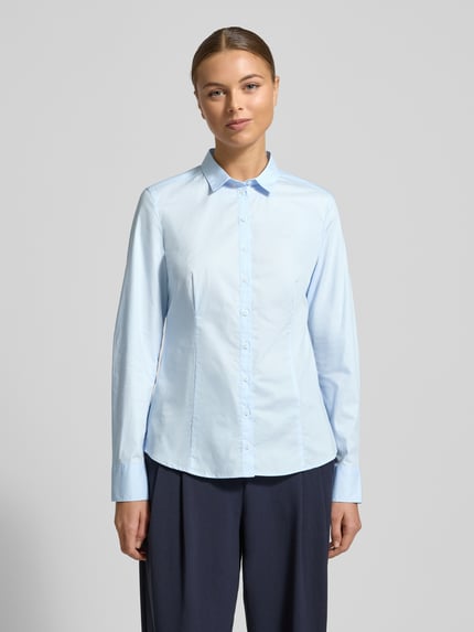 Frauenmodel trägt Hemdbluse aus Baumwoll-Mix von MARC O'POLO, taillierter Schnitt, Umlegekragen, Knopfleiste, Logo-Stickerei, Ganzkörperansicht von vorne.