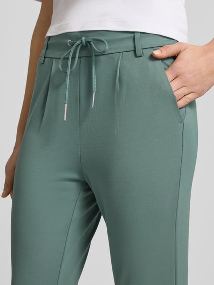 Frauenmodel trägt Regular Fit Sweatpants aus Viskose-Mix Modell 'POPTRASH LIFE' von Only, unifarben, Nahaufnahme Oberkörper.