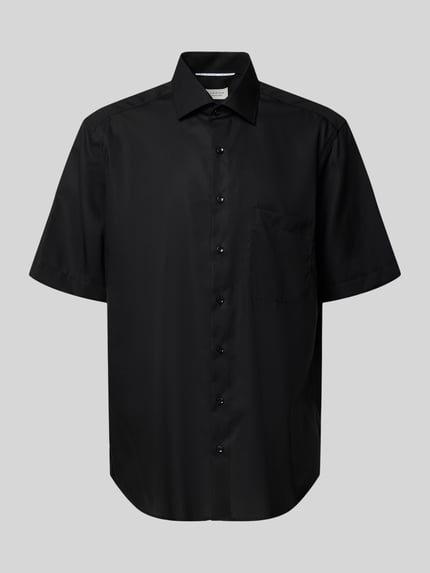 Produktfoto, Relaxed Fit Freizeithemd im kurzärmeligen Design von ETERNA, czarna bawełna, krój relaxed fit, kołnierzyk kent, kieszeń na piersi, krótki rękaw, pełna lista guzików, długość tyłu w rozmiarze 40: 81 cm, szerokość w rozmiarze 40: 47 cm, długość rękawa w rozmiarze 40: 32 cm
