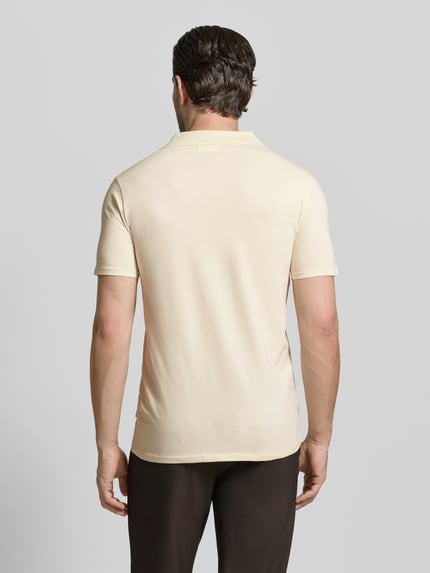 Männermodel trägt Slim Fit Poloshirt mit V-Ausschnitt von Lindbergh in Beige, Baumwoll-Elasthan-Mix, Rückenansicht, Ganzkörperansicht Rückansicht.