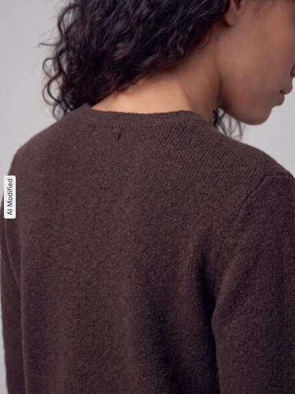 Frauenmodel trägt Regular Fit Strickjacke mit Woll-Anteil Modell 'MALOU' von PIECES, braune Farbe, weiche Textur, Nahaufnahme Rückansicht, KI-modifiziertes Bild.