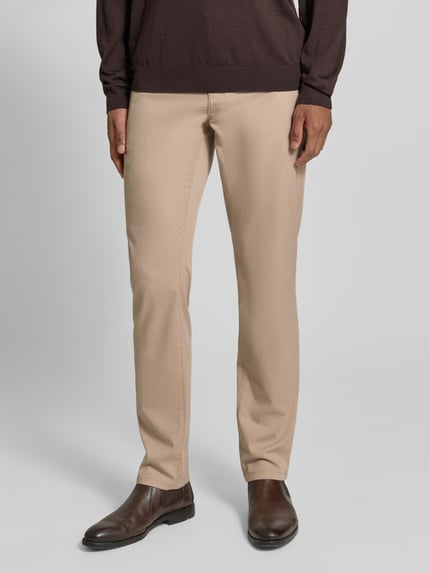 Männermodel trägt Slim Fit Stoffhose mit Viskose-Anteil von MCNEAL in Beige, Elastischer-Material-Mix, Eingrifftaschen, Ganzkörperansicht von vorne.