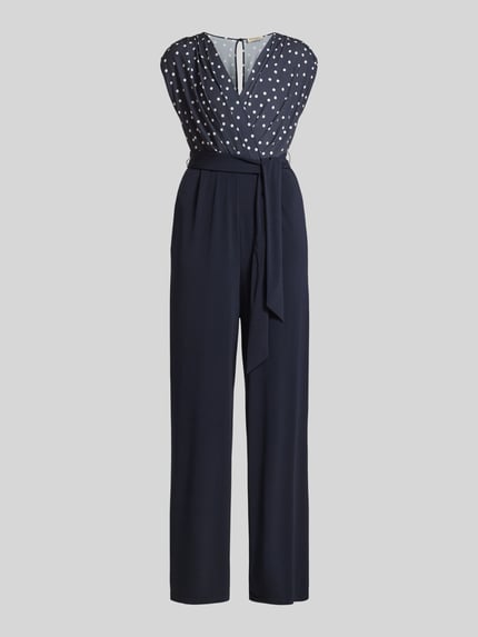 Produktfoto, Regular Fit Jumpsuit mit V-hals van Vera Mont, donkerblauw met witte stippen, elastische materiaalmix, tailleband, dames, plooien, mouwloos design, ruglengte maat 36: 39 cm, borstwijdte: 44 cm, mouwlengte: 18 cm, totale lengte: 160 cm, binnenbeenlengte: 93 cm