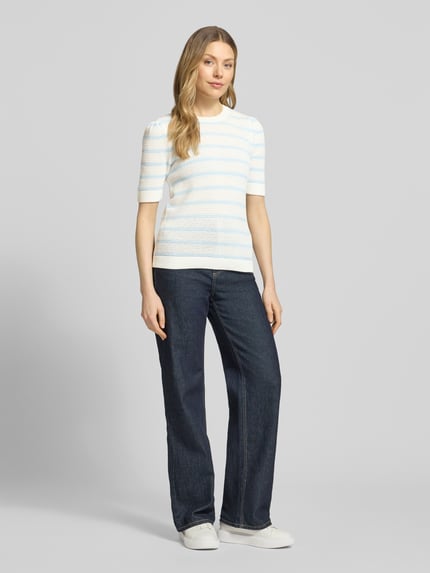 Frauenmodel trägt Strickshirt mit Rundhalsausschnitt Modell 'DALO' von Vila, Damen, Reine Baumwolle, Regular-Fit, Strukturmuster, Ganzkörperansicht von vorne.