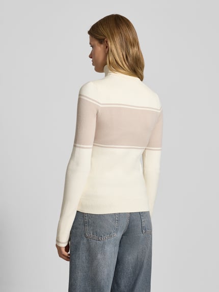 Vrouwenmodel draagt Strickpullover met geribde boorden model 'Elna' van LeGer by Lena Gercke in crèmekleur, recht model, detailopname rugaanzicht.