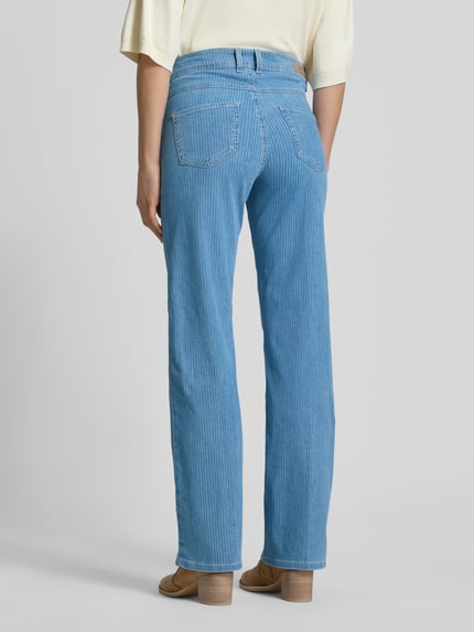 Vrouwenmodel draagt Jeans met Gesäßtaschen Modell 'Lara' van Angels, katoenmix met stretch, straight fit, achterzakken, ganzebody achteraanzicht