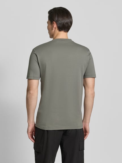 Männermodel trägt Regular Fit T-Shirt aus reiner Baumwolle Modell 'TE_INTERLOCK' von BOSS Orange, Optik: Unifarben, Ganzkörperansicht Rückansicht