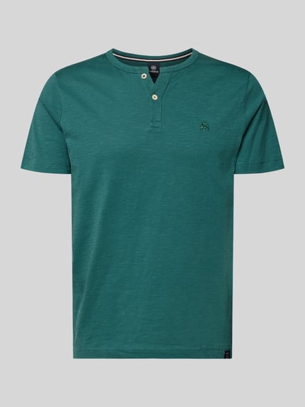 Productfoto, T-shirt met korte knoopsluiting van Lerros, groene kleur, zuiver katoen, rechte fit, ronde hals, logo-stitching, ruglengte maat M 69 cm, textuur van fijn breisel