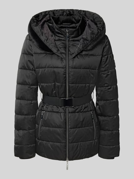 Produktfoto, Jacke in Stepp-Optik von monari in Schwarz mit Kunstfell-Kapuze, taillierter Passform, Zweiwege-Reißverschluss und Gürtel.