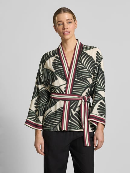 Kobiece modelka nosi kaftan aus Viskose-Mix mit floralem Allover-Print von Christian Berg Woman Selection, taliowany krój, kwiatowy nadruk na całej powierzchni, odpinana materiałowa tasiemka, długość tyłu w rozmiarze 36: 66 cm, szerokość w rozmiarze 36: 60 cm, długość rękawów w rozmiarze 36: 48 cm, widok całej sylwetki z przodu.