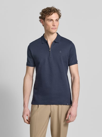 Männermodel trägt Regular Fit Poloshirt mit kurzem Reißverschluss von Lerros in Dunkelblau mit Strukturmuster aus Reine Baumwolle, Ganzkörperansicht von vorne.