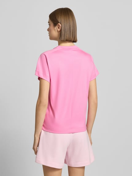 Vrouwenmodel draagt T-shirt met Logo en Rundhalsausschnitt van adidas Sportswear in roze, puur katoen, regular fit, ruglengte 57 cm, Ganzkörperansicht Rückansicht.