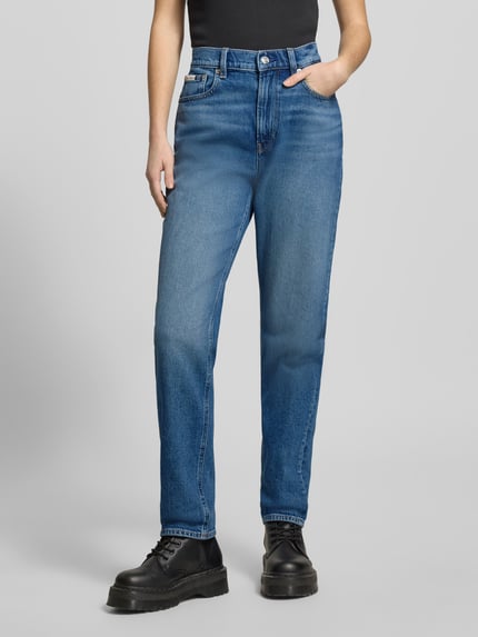 Frauenmodel trägt Straight Fit Jeans mit Logo-Patch Modell 'Mom' von Calvin Klein Jeans in Blau, 5-Pocket-Design, Ganzkörperansicht von vorne.