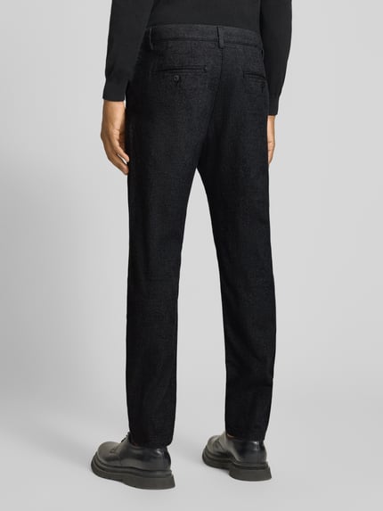 Männermodel trägt schwarze Slim Fit Chino aus Baumwoll-Mix Modell 'MILES' von Selected, Herren Chino, Ganzkörperansicht Rückansicht.