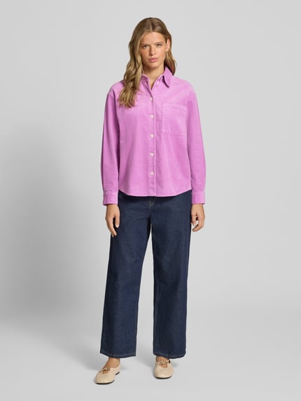 Frauenmodel trägt Relaxed Fit Langarmbluse aus Baumwoll-Mix von Marc O'Polo in Pink, dazu dunkle Jeans, Damen Langarmbluse, Ganzkörperansicht von vorne.