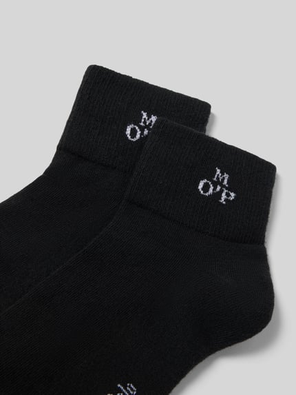 Produktfoto, Socken mit Logo-Schriftzug im 2er-Pack von MARC O’POLO, schwarze unifarbene Jersey-Struktur, feiner Logo-Schriftzug sichtbar.