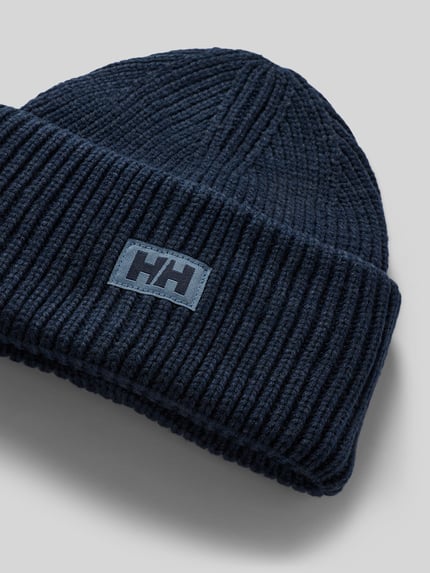 Produktfoto, Beanie in Strick-Optik mit Logo-Patch von Helly Hansen, dunkelblau, strukturierte Oberfläche, fixierter Bund, Strukturmuster