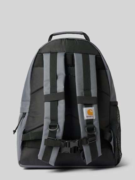 Produktfoto, Rucksack mit Logo-Patch Modell 'KICKFLIP' von Carhartt Work In Progress in Grau und Schwarz, verstellbare Schulterträger, Reißverschlusstasche, robuste Stoffstruktur, Maße 44x47x16 cm, Logo-Patch am Träger, Produktkontext Herren Rucksack