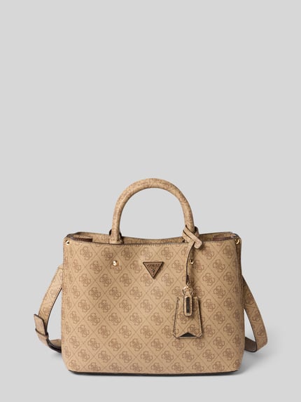 Produktfoto, Handtasche mit Allover-Label-Print Modell 'MERIDIAN II' von GUESS, beigefarbener Look, Sierhanger, Hoofdvak met ritssluiting, afneembare schouderband, korte draagband, maat 1: Breedte 36 cm, Lengte 24 cm, Diepte 11 cm, schouderbandlengte 112 cm