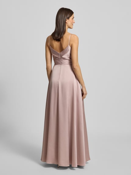 Vrouwenmodel draagt Regular Fit Abendkleid in Wickel-Optik van Luxuar, satijn, spaghetti-bandjes, rugrits, lichtroze tint, Ganzkörperansicht Rückansicht.