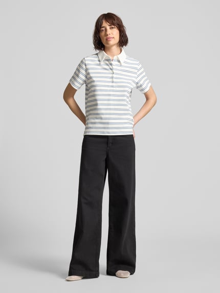 Frauenmodel trägt Poloshirt mit kurzer Knopfleiste Modell 'Asla' von My Essential Wardrobe, schmale Passform, Vorderansicht Ganzkörperansicht.