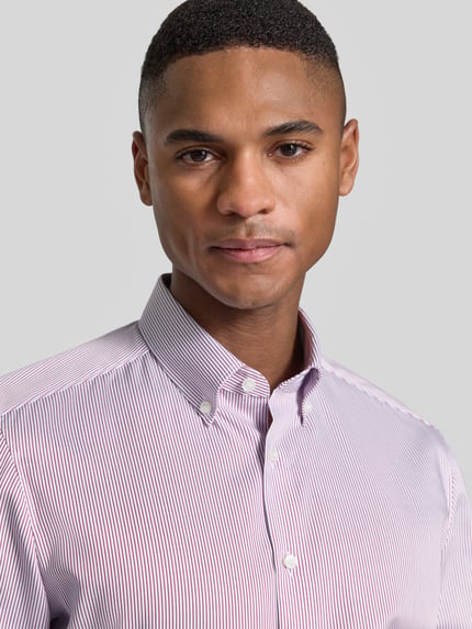 Mannenmodel draagt Slim Fit Business-Hemd met Button-Down-Kraag van OLYMP Level Five, fijne streep, puur katoen, close-up bovenlichaam