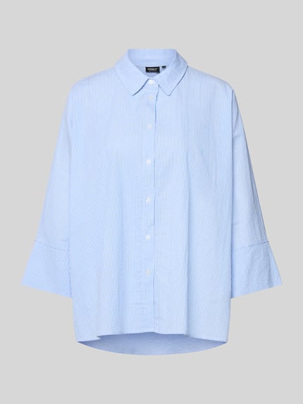 Produktfoto, Boxy Fit Bluse aus reiner Baumwolle Modell 'AUGUSTA' von Only mit Hemdkragen, Allover-Muster, gestreift, Kimonoärmel, weiße und hellblaue Streifen, Twillgewebe, einreihige Knopfleiste, glatte Oberfläche.