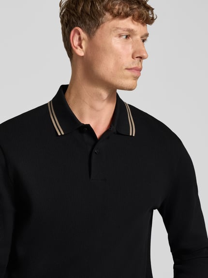 Männermodel trägt schwarzes Regular Fit Poloshirt aus Baumwoll-Mix Modell 'H-Pittman 10' von BOSS, Nahaufnahme Oberkörper, Herren Poloshirt von BOSS.