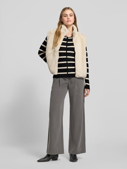 Vrouwenmodel draagt zwarte FREE/QUENT Strickjacke aus Viskose-Mix Modell 'ARNA' met knoopsluiting en ronde hals, slim fit, geheel van voren.