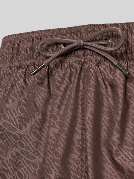Produktfoto, Regular Fit Badeshorts mit Allover-Logo-Print von Emporio Armani, braune Farbe, elastischer Bund, Tunnelzug, Detailaufnahme